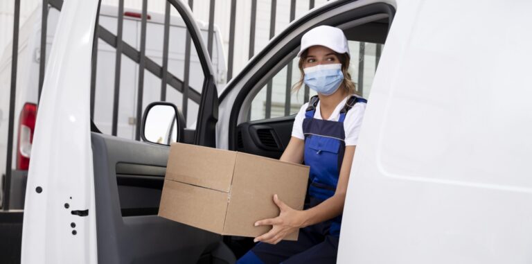 Zustellerin mit Packet in der Hand